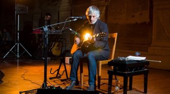 Foto de Lee Ranaldo em apresentação ao vivo para a resenha de Electric Trim