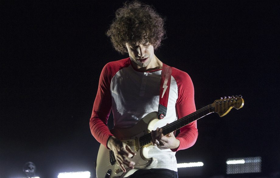 Veja Albert Hammond Jr. jogando xadrez com a morte