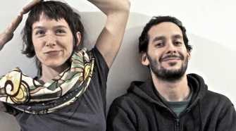 Arone Dyer e Aron Sanchez, do duo Buke and Gase, para resenha do álbum "Scholars"