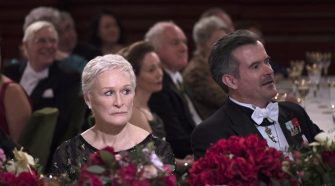 Cena de Glenn Close no filme A Esposa