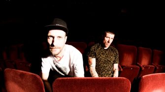 Foto do duo Sleaford Mods para resenha do álbum "Eton Alive"