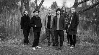 Foto da banda The National para resenha do álbum "I Am Easy To Find"