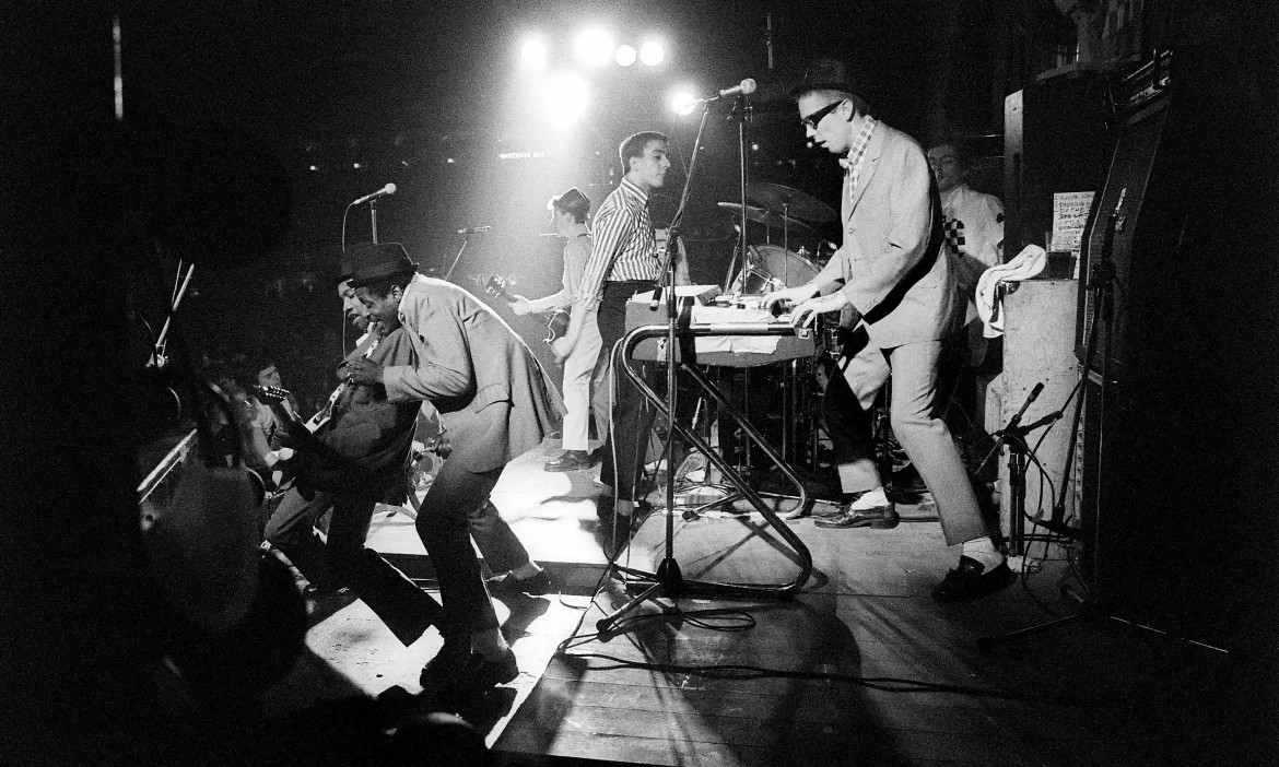 The Specials no palco, junho de 1980