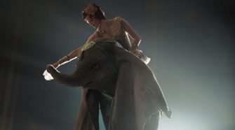 Cena do filme "Dumbo", dirigido por Tim Burton