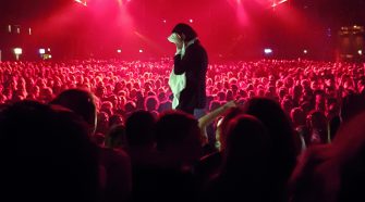 Foto de Nick Cave para notícia do documentário "Distant Sky"