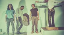 Foto da banda Yeasayer para resenha do álbum "Amen & Goodbye"