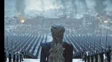 Foto de Daenerys Targaryen, personagem de Emilia Clarke no último episódio de GOT