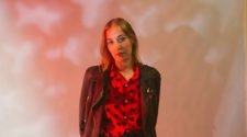 Foto de Harriette Pillbeam (Hatchie), para resenha do álbum Keepsake