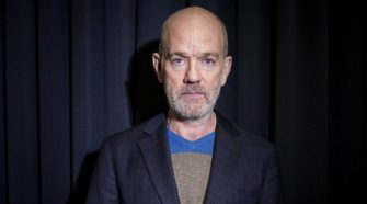 Foto de Michael Stipe para notícia do single "Drive to the Ocean"