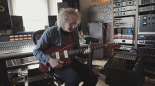 Foto de Kevin Shields para notícia sobre Guitarras Jaguar e Jazzmaster