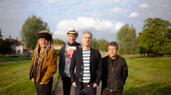 Foto da banda Nada Surf, resenha de Never Not Together