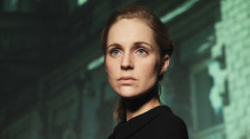 Foto da musicista Agnes Obel para resenha de Myopia