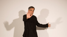 Foto Arnaldo Antunes para resenha de O Real Resiste