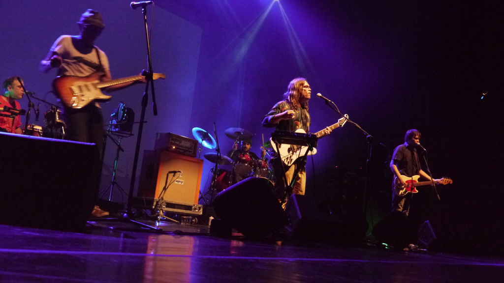 Foto da banda Jorge Cabeleira ao vivo