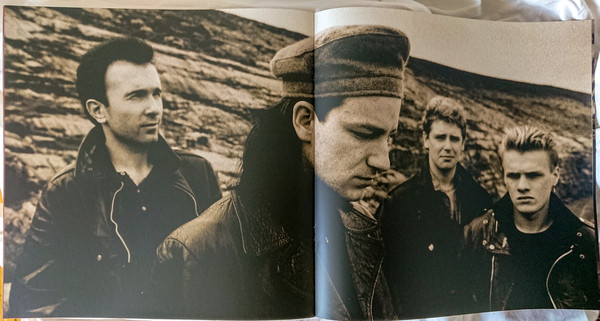 Encarte do álbum Unforgettable Fire, do U2