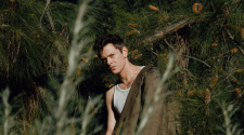 Mike Hadreas AKA Perfume Genius, foto para resenha de Set My Heart on Fire Immediately