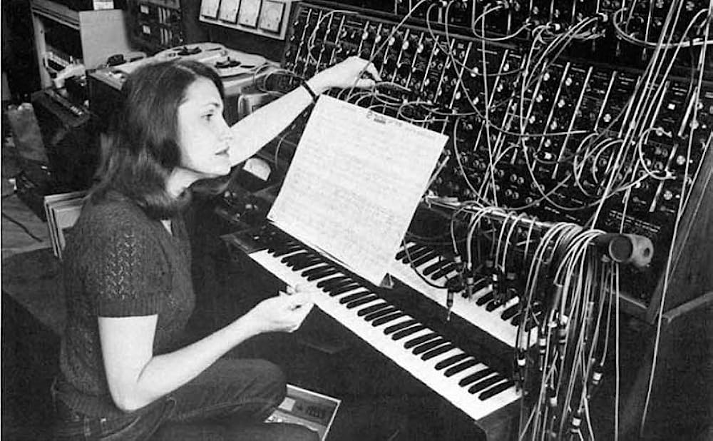 A compositora Wendy Carlos em estúdio