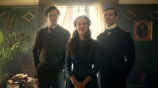 Henry Cavill, Sam Claflin, e Millie Bobby Brown em Enola Holmes (2020)