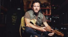 Foto de Eddie Vedder para notícia de lançamento de The Haves