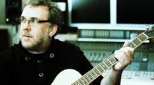 Foto de Robin Guthrie em estúdio
