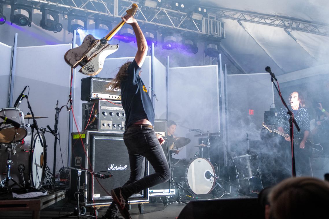 Música: A Place to Bury Strangers mantém o cetro de banda mais barulhenta  da atualidade com “See Through You” – SCREAM & YELL