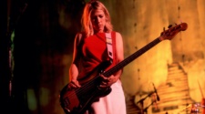 Foto de Kim Gordon ao vivo