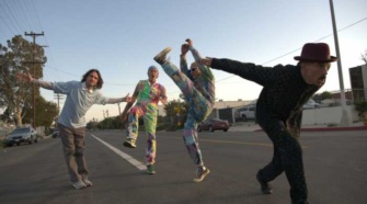 Foto do red Hot Cili Peppers para notícia de Return of the Dream Canteen