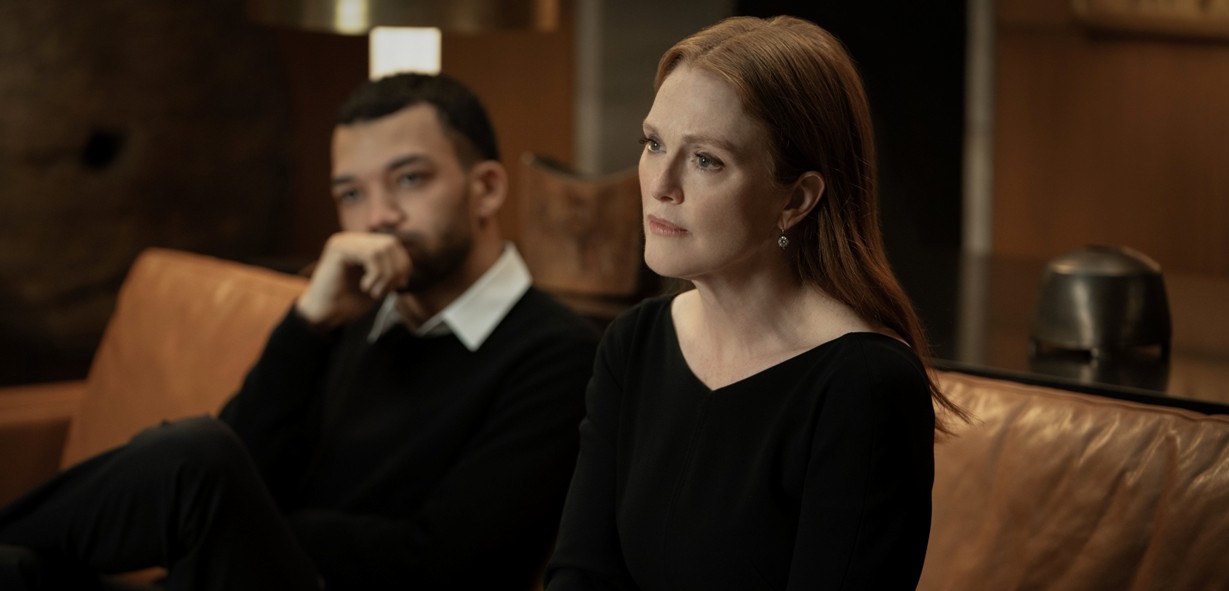 Julianne Moore e Justice Smith in Sharper - Uma Vida de Trapaças